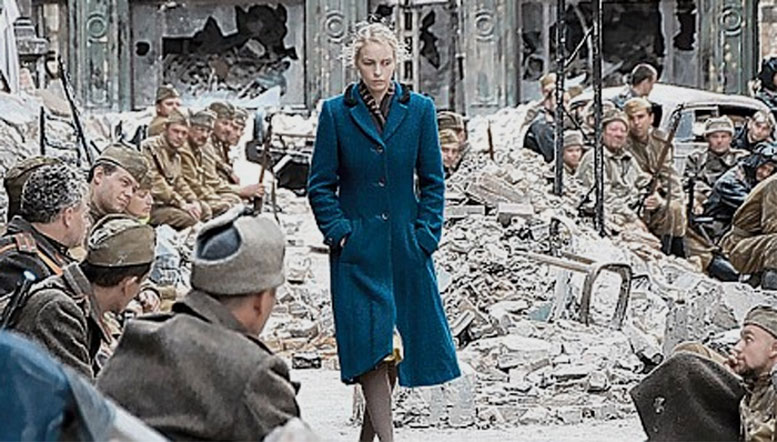 Jelenet az „Egy nő Berlinben” c. filmből, amely a Vörös Hadsereg által elkövetett borzalmakat mutatja be. A film Marta Hillers német újságíró naplója alapján készült.