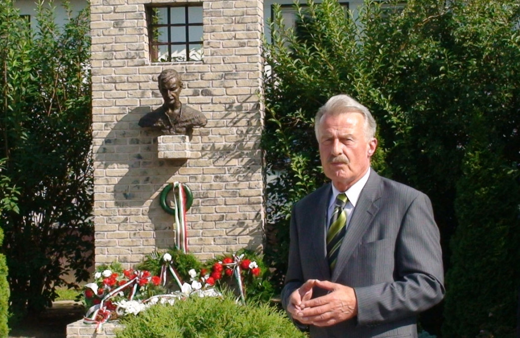 Duka Zólyomi Árpád beszédet mond Esterházy János búcsi emlékműve előtt (Fotó: O.N.)