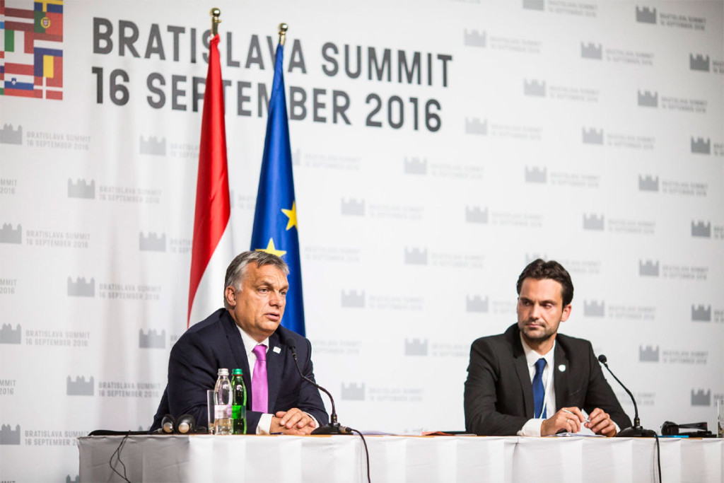 A Miniszterelnöki Sajtóiroda által közreadott képen Orbán Viktor kormányfő sajtótájékoztatót tart az Európai Unió tagországai vezetőinek nem hivatalos csúcstalálkozója után Pozsonyban 2016. szeptember 16-án. Mellette Havasi Bertalan, a Miniszterelnöki Sajtóiroda vezetője (j). MTI Fotó: Miniszterelnöki Sajtóiroda / Szecsődi Balázs