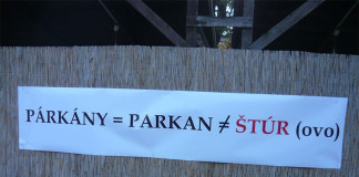 Csendes tüntetés a párkányi Štúr-szobor ellen