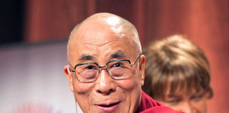 Pozsonyba jön a dalai láma – ismét kormányfői „bújócska” a láthatáron