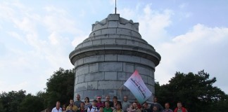 Emléktúra a Zobor-hegyi millenniumi emlékmű talapzatához