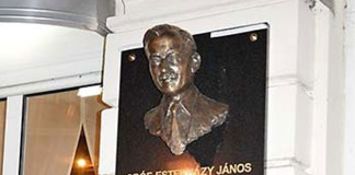 Emlékszobrot és emléktáblát avattak Érsekújvárott Esterházy Jánosnak