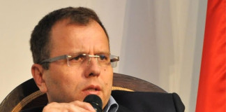 Korrekt semmitmondás vagy összefogás