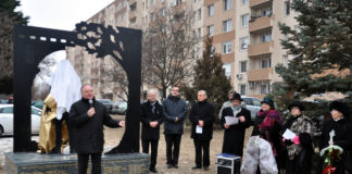 Aranyember-szobor Komáromban