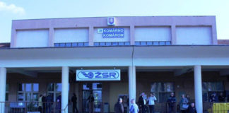 Mától kétnyelvű tábla várja az utasokat Komáromban és Dunaszerdahelyen