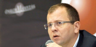 Államnyelven mutogatni