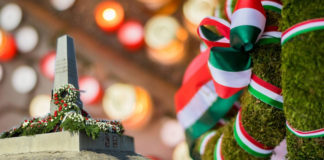 Tisztelgés a vértanúk előtt