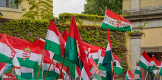 Himnuszunk a szabadságunk – közösen énekelték a Himnuszt a pozsonyi parlament előtt