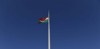 Felvonták a nemzeti lobogót az Országház előtt