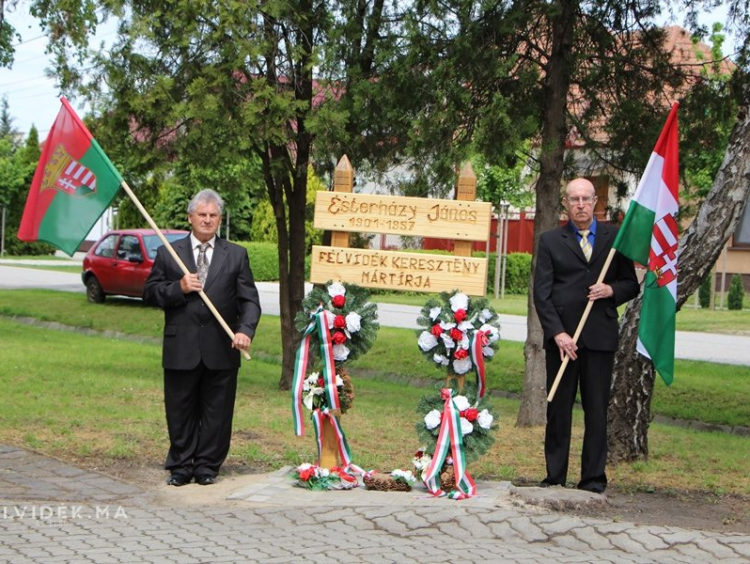 Emléktáblát avattak Esterházy János tiszteletére Szímőn