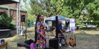 Gyerekeknek énekelt a Kicsi Hang